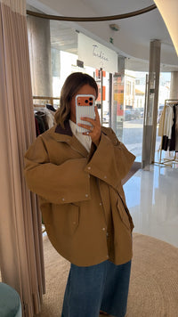 Parka tipo capa com botões