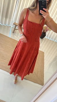 Vestido terracotta bordado inglês