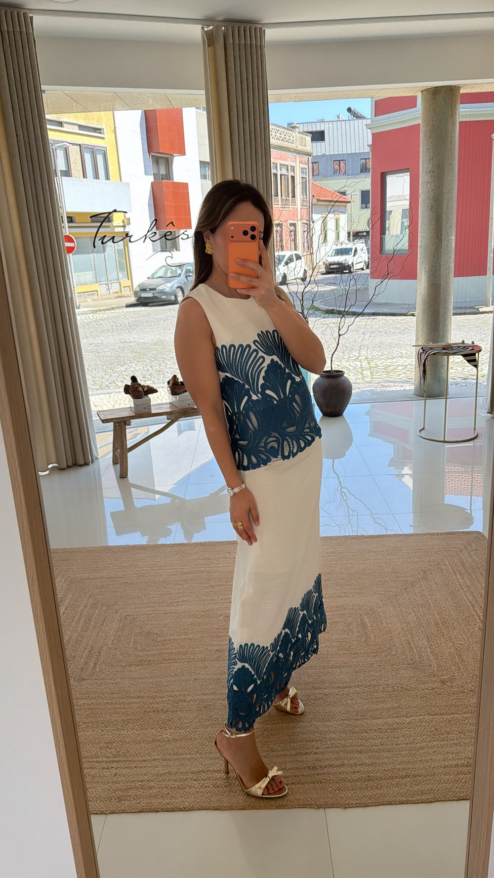 Conjunto creme com bordado azul
