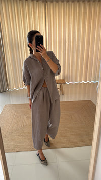 Conjunto linho calça mom fit taupe