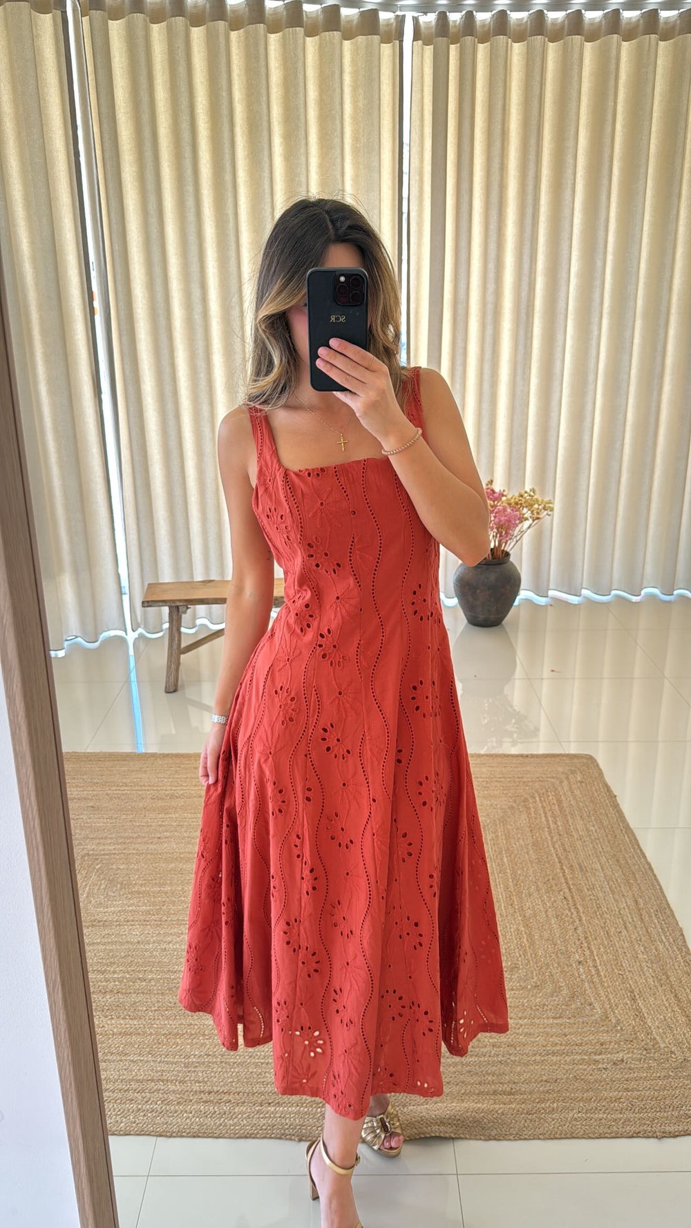 Vestido terracotta bordado inglês