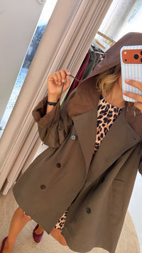 Gabardine com capuz verde caqui