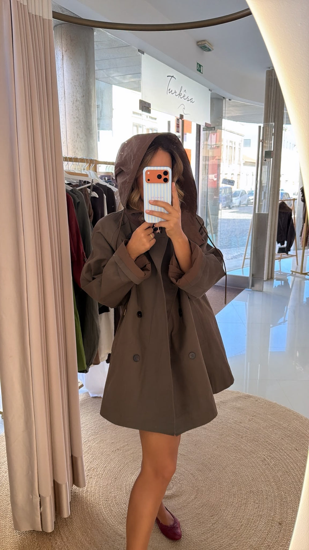 Gabardine com capuz verde caqui