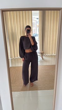Conjunto blusa e calça castanho