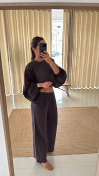 Conjunto blusa e calça castanho