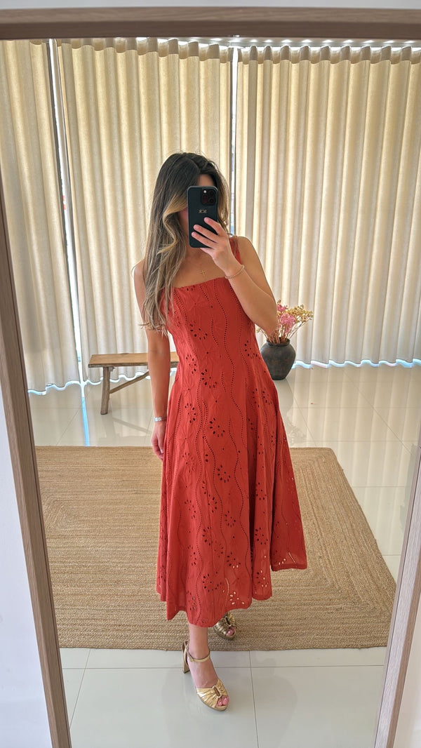 Vestido terracotta bordado inglês