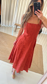Vestido terracotta bordado inglês