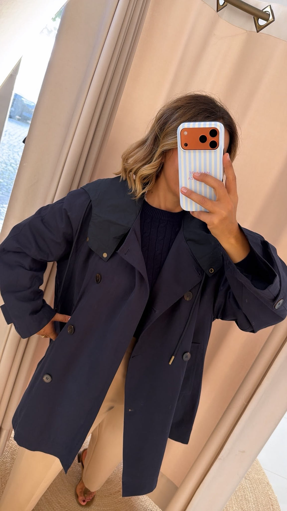 Gabardine com capuz azul marinho