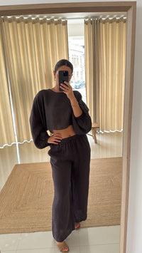 Conjunto blusa e calça castanho