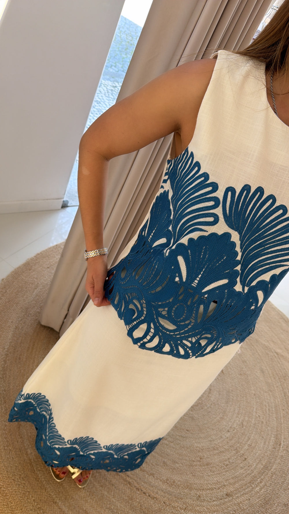 Conjunto creme com bordado azul