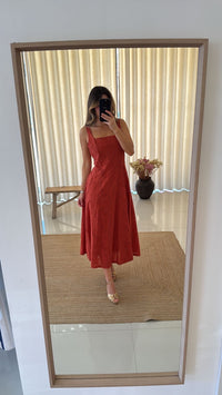 Vestido terracotta bordado inglês