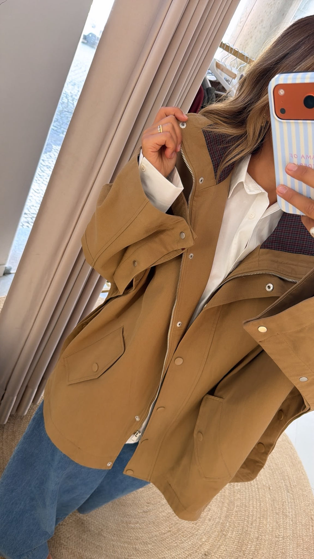 Parka tipo capa com botões