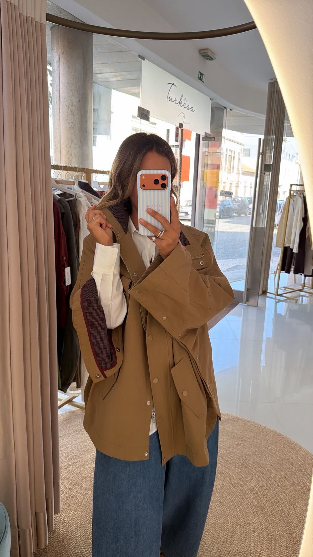 Parka tipo capa com botões