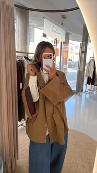 Parka tipo capa com botões