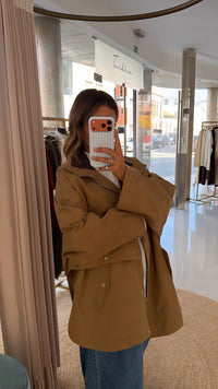 Parka tipo capa com botões