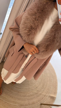Casaco taupe com gola de pelo