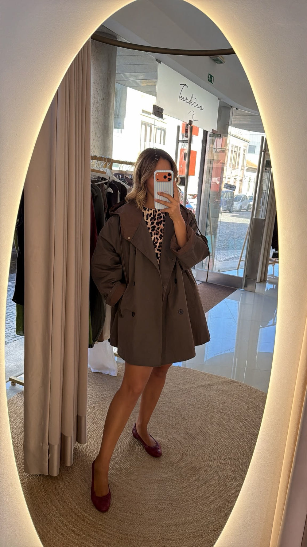 Gabardine com capuz verde caqui