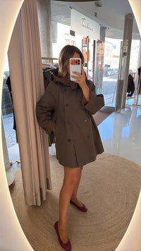 Gabardine com capuz verde caqui