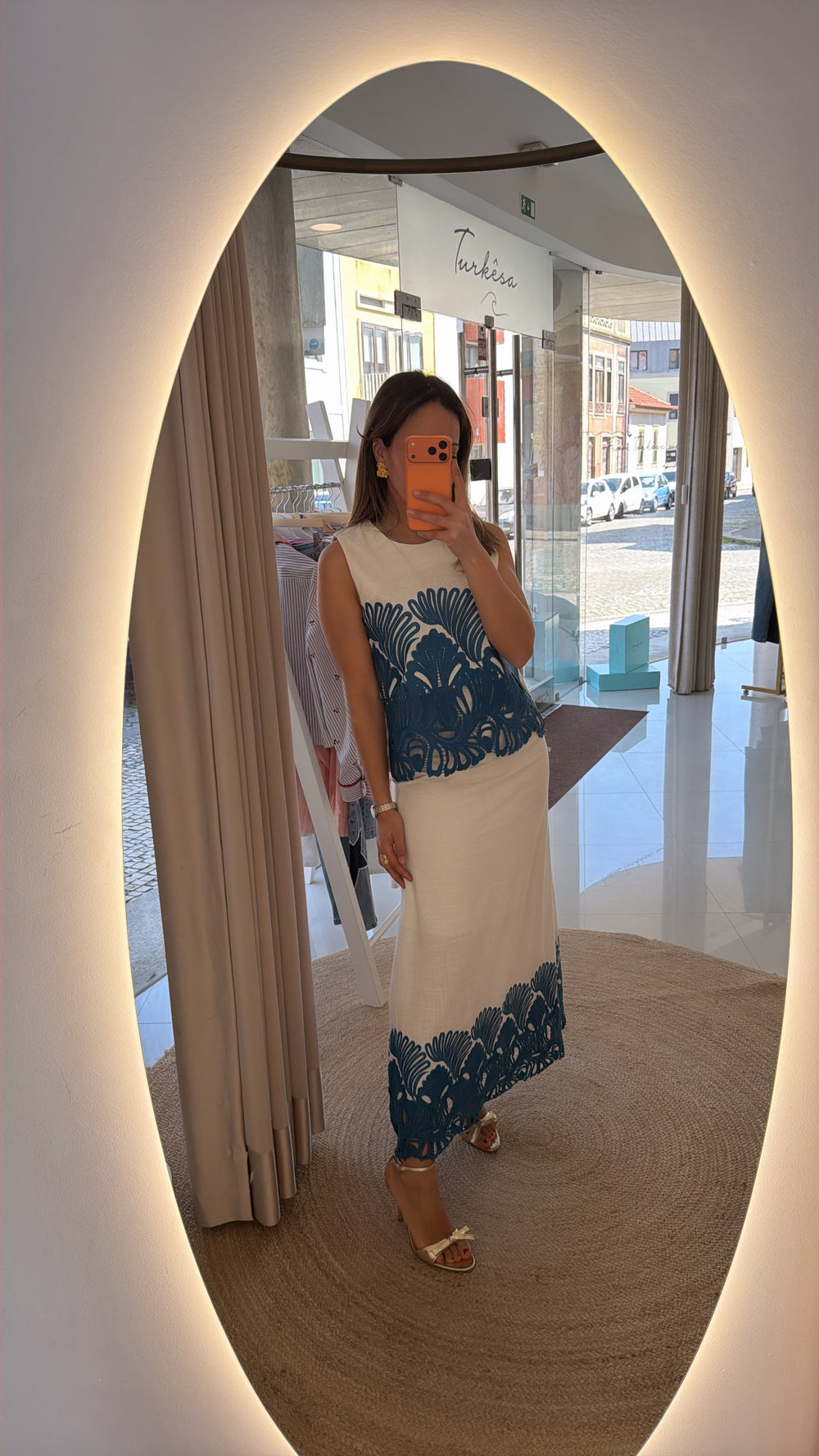Conjunto creme com bordado azul
