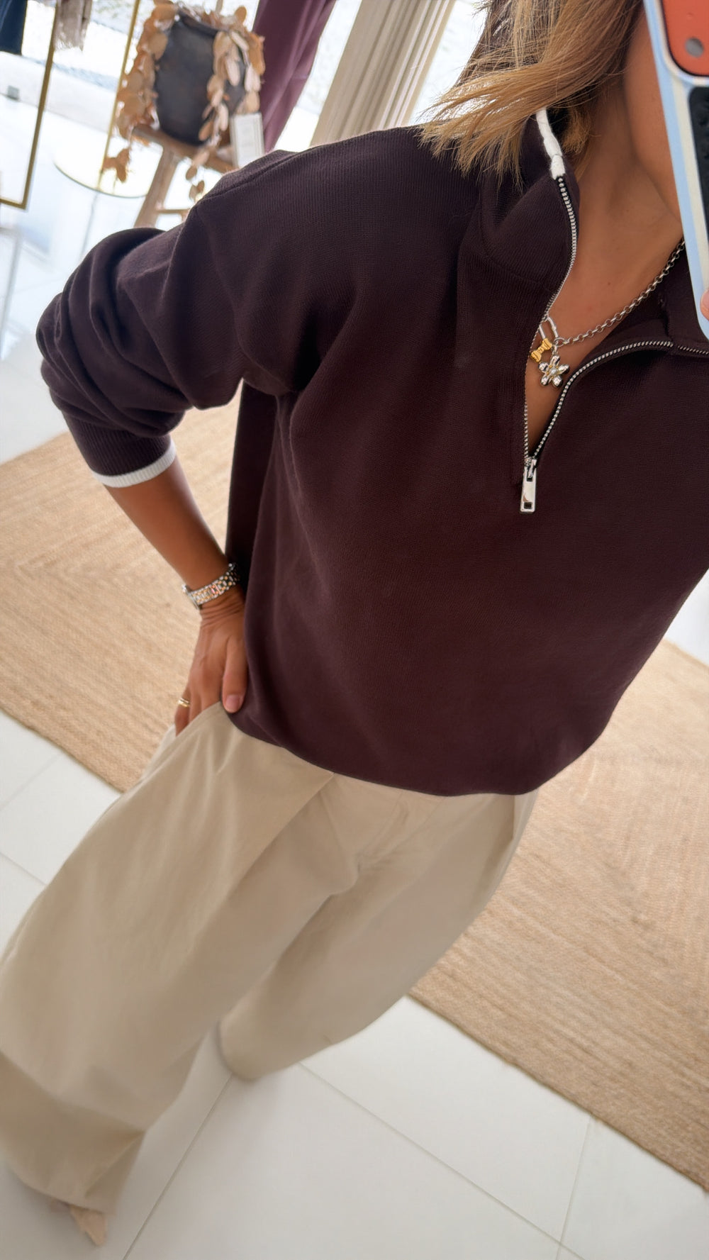 Polo fecho castanho