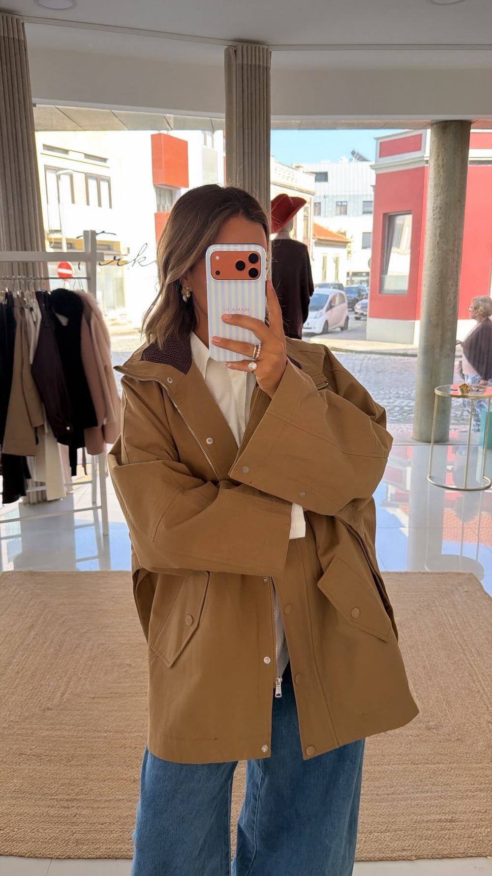 Parka tipo capa com botões