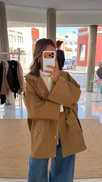 Parka tipo capa com botões