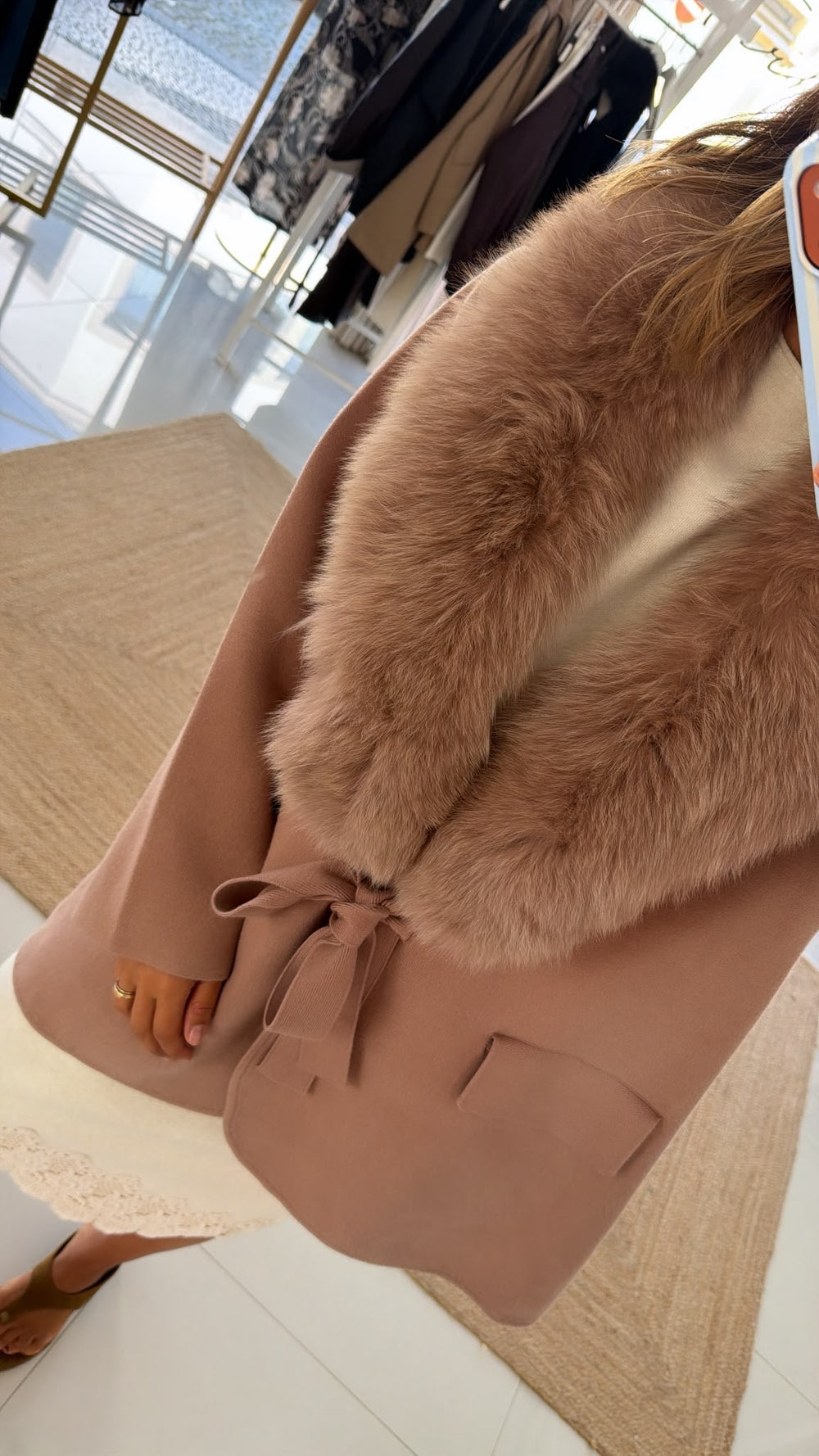 Casaco taupe com gola de pelo