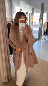 Casaco taupe com gola de pelo