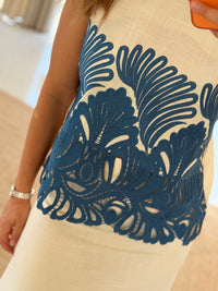 Conjunto creme com bordado azul