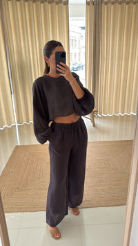 Conjunto blusa e calça castanho