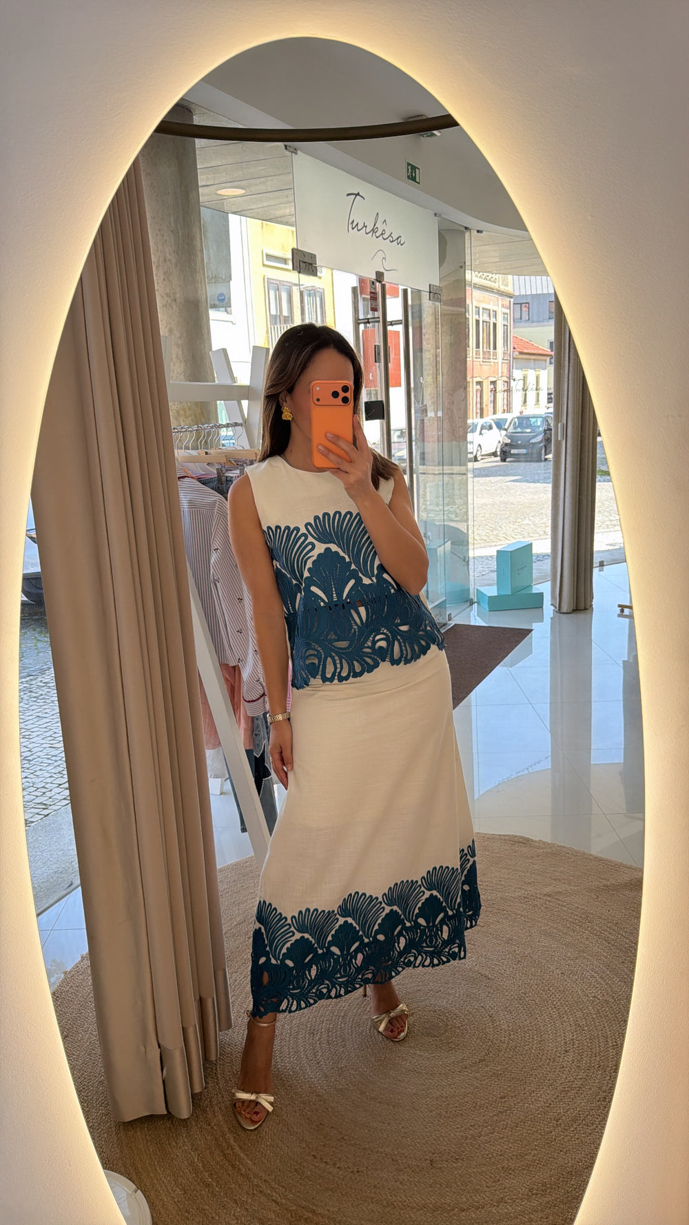 Conjunto creme com bordado azul