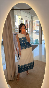 Conjunto creme com bordado azul