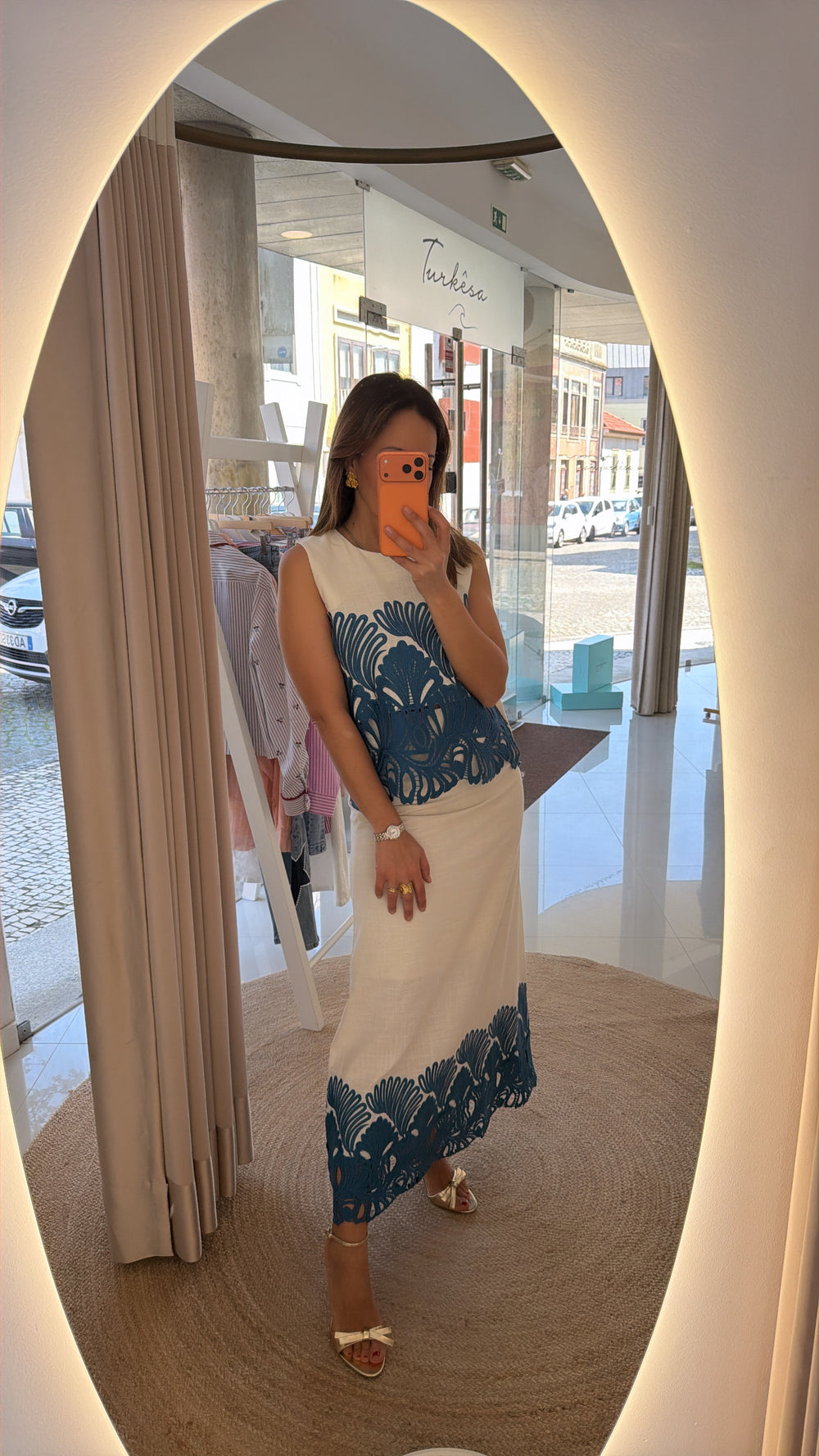 Conjunto creme com bordado azul