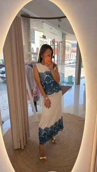 Conjunto creme com bordado azul