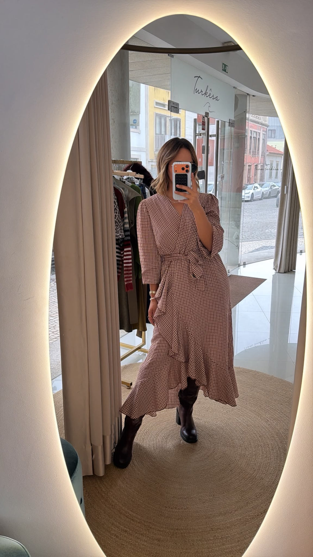Vestido com folhos