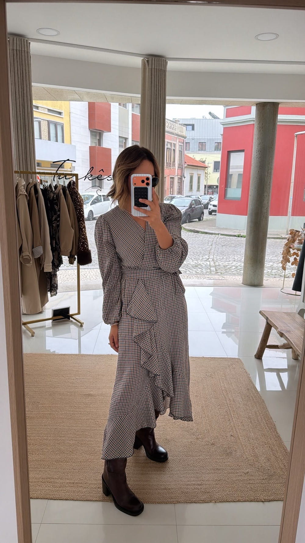 Vestido com folhos