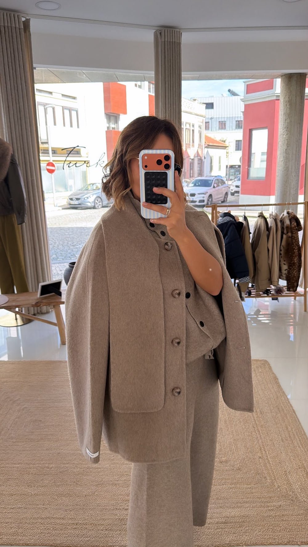 Casaco em Lã com cachecol taupe