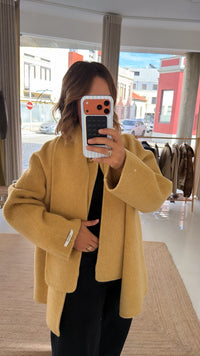 Casaco em Lã com cachecol mostarda