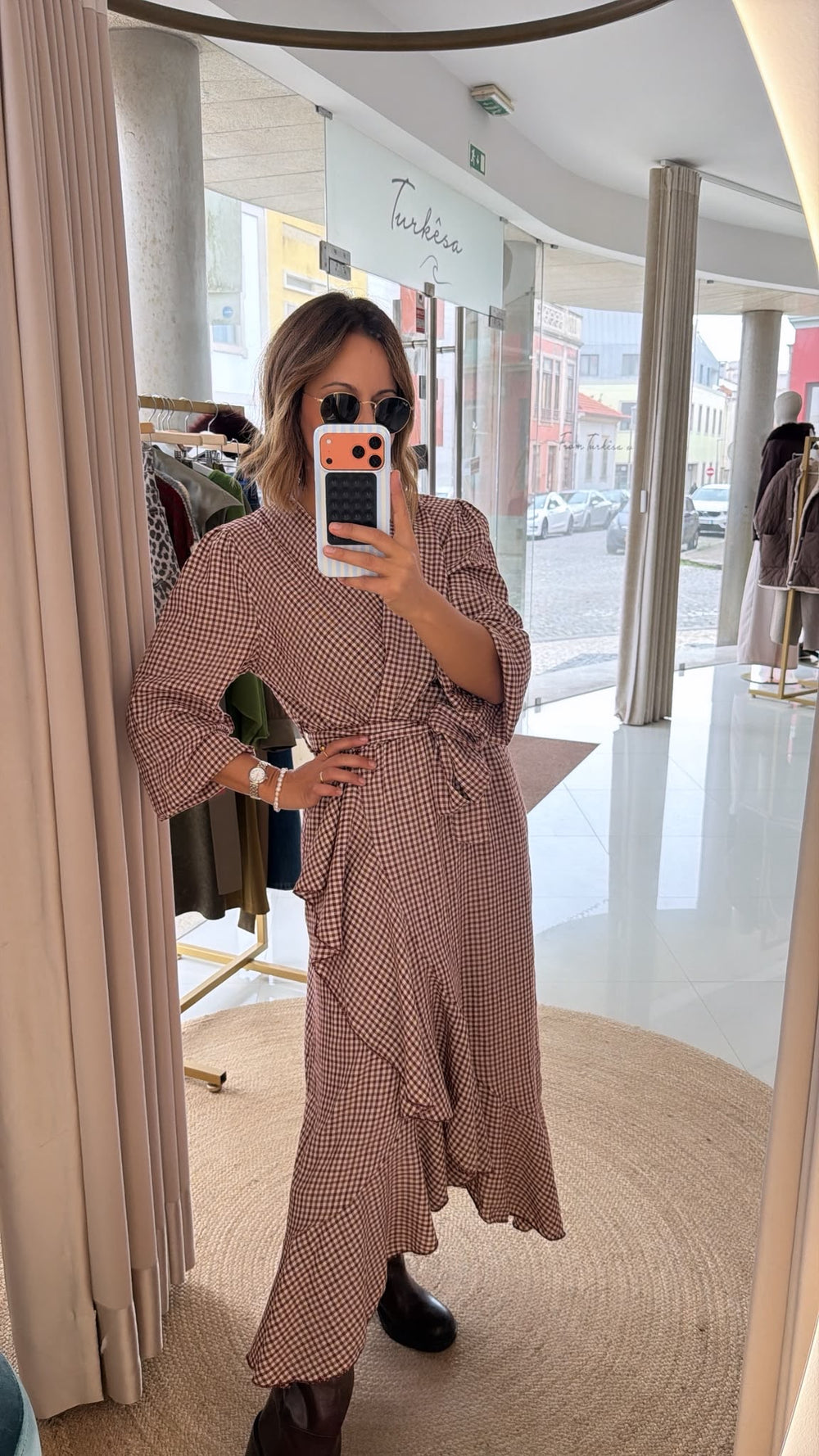 Vestido com folhos